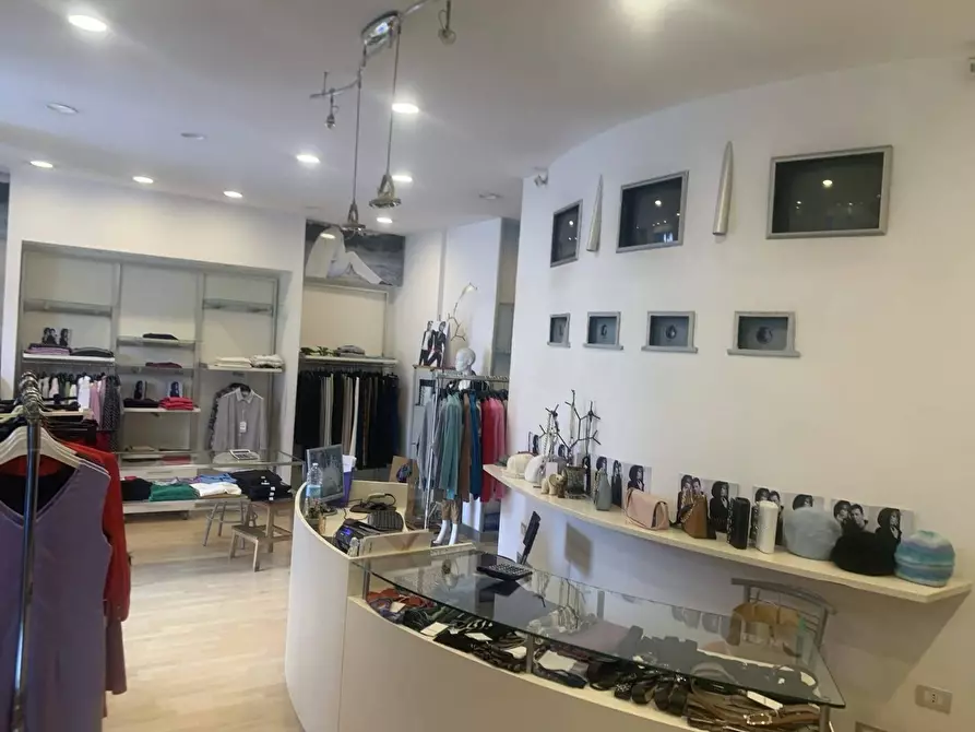 Immagine 5 di Negozio in affitto  in Via Bartolo Longo a Napoli