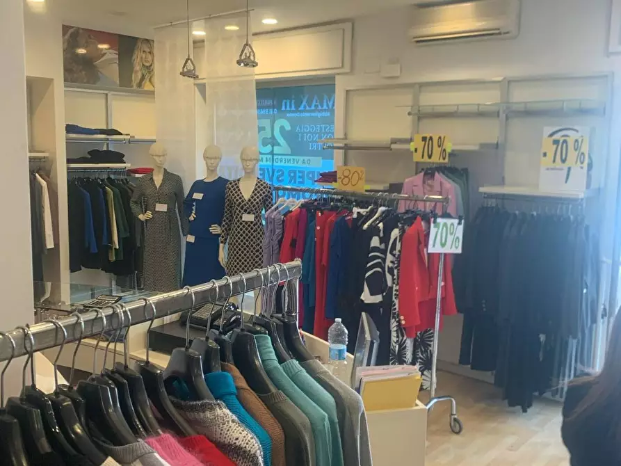 Immagine 7 di Negozio in affitto  in Via Bartolo Longo a Napoli