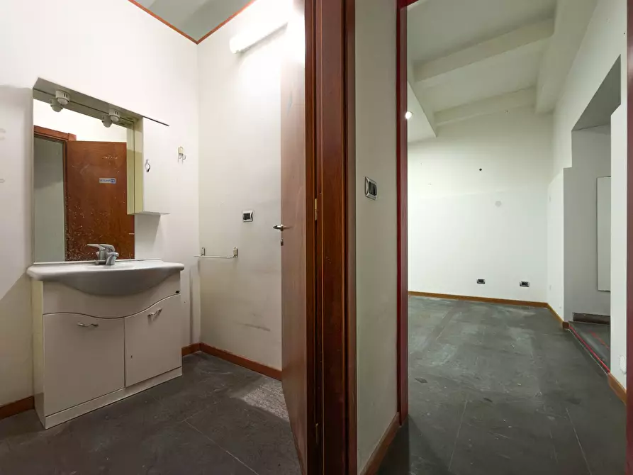 Immagine 10 di Locale commerciale in affitto  in Via Calabresi 31 a Viterbo