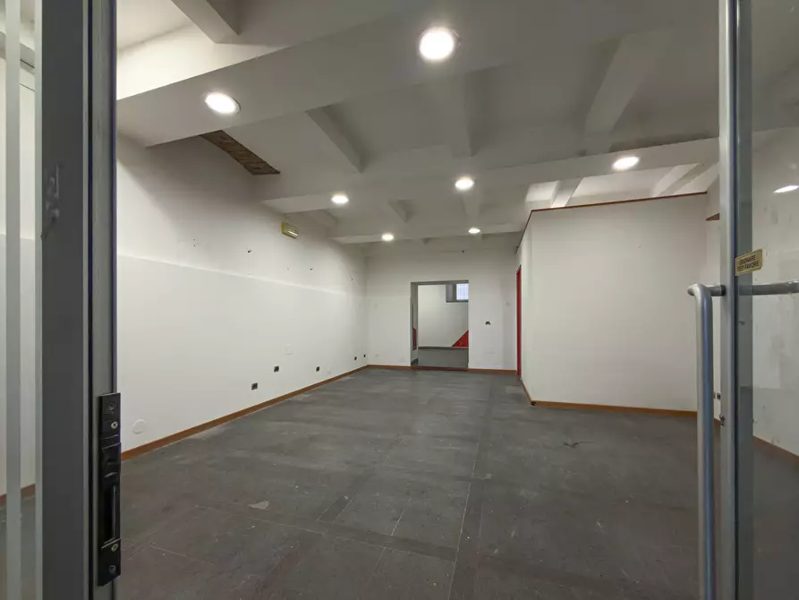 Immagine 4 di Locale commerciale in affitto  in Via Calabresi 31 a Viterbo