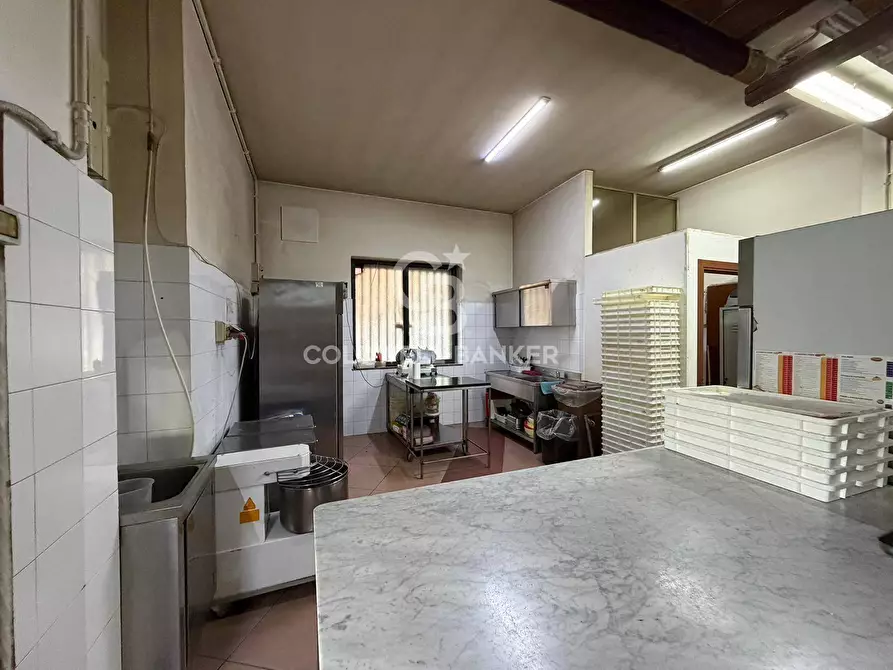 Immagine 5 di Attività commerciale in vendita  in Via Santa Maria del Sangue 25 a Aci Catena