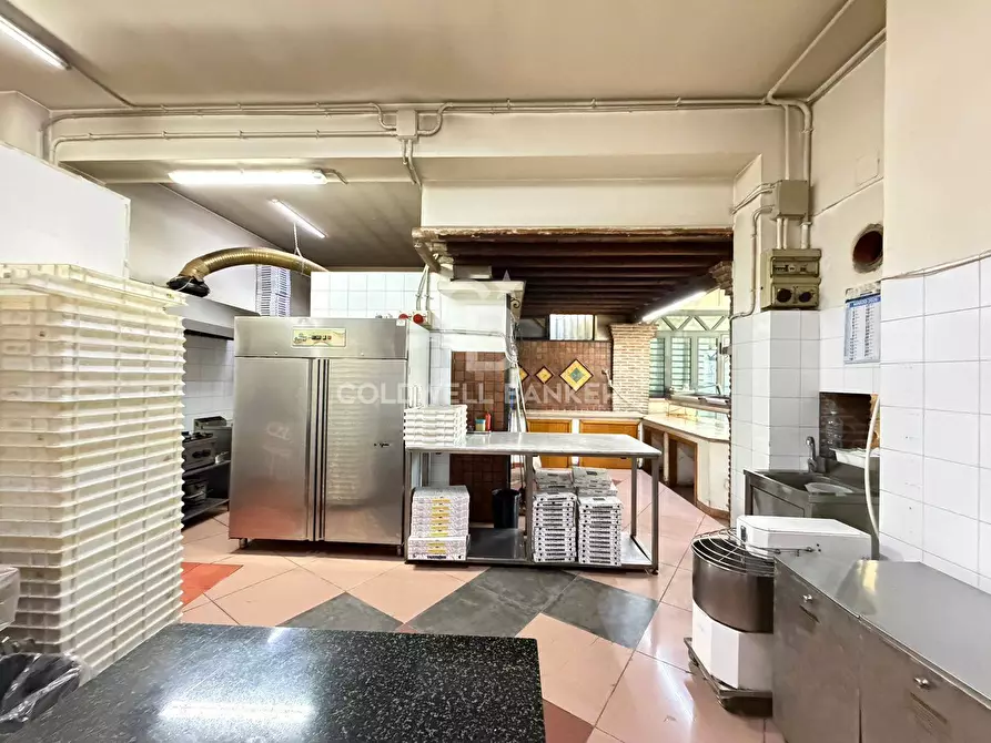 Immagine 6 di Attività commerciale in vendita  in Via Santa Maria del Sangue 25 a Aci Catena