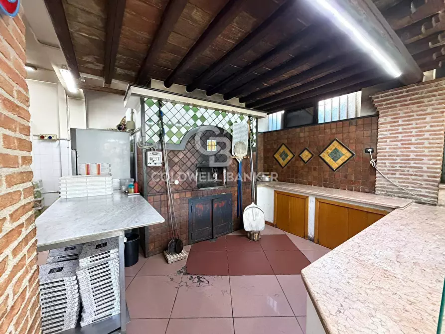 Immagine 4 di Attività commerciale in vendita  in Via Santa Maria del Sangue 25 a Aci Catena