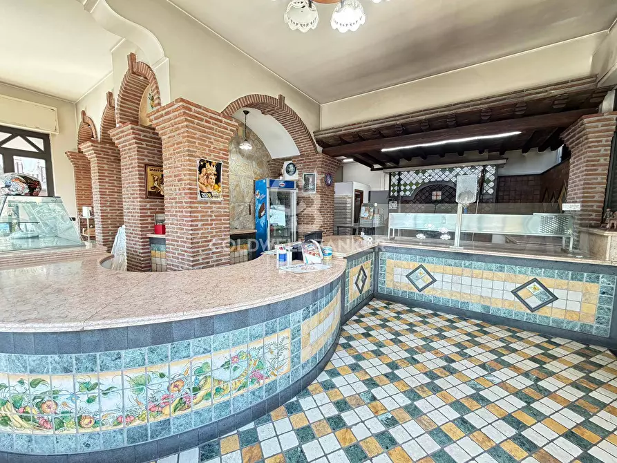 Immagine 1 di Attività commerciale in vendita  in Via Santa Maria del Sangue 25 a Aci Catena