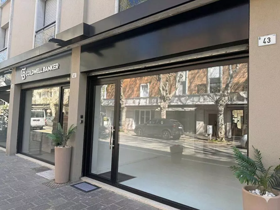 Immagine 1 di Negozio in affitto  in Via Giacomo Matteotti 43/45 a Cattolica