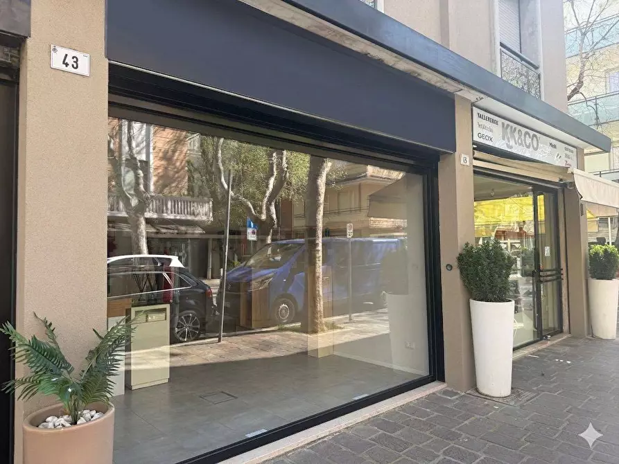 Immagine 3 di Negozio in affitto  in Via Giacomo Matteotti 43/45 a Cattolica