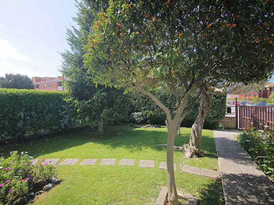 Immagine 6 di Villa in vendita  in Via Giulio Belvederi 44 a Roma