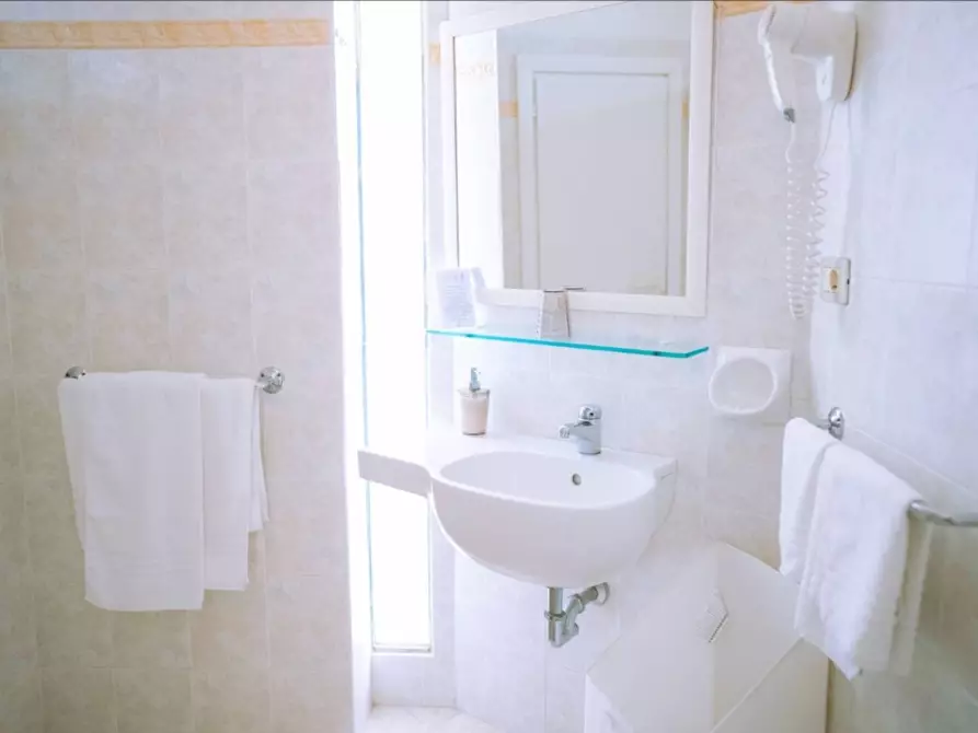 Immagine 10 di Albergo/B&B/Residence in vendita  in via facchini 9 a Cattolica
