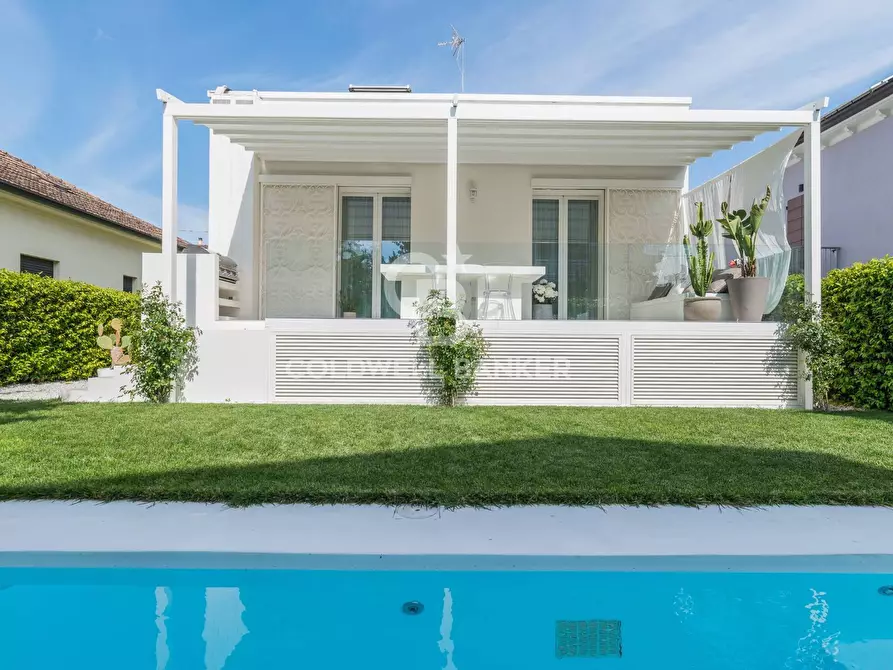 Immagine 1 di Villa in vendita  in San Lorenzo a Riccione