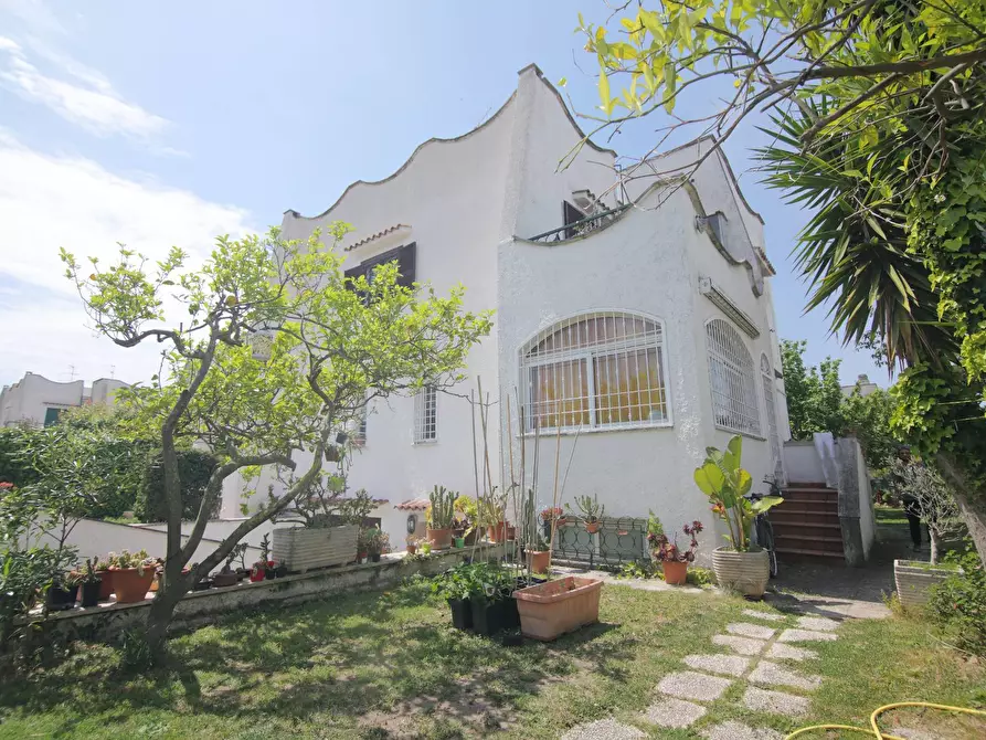 Immagine 3 di Villa in vendita  in VIA DEI LECCI 99 a Anzio
