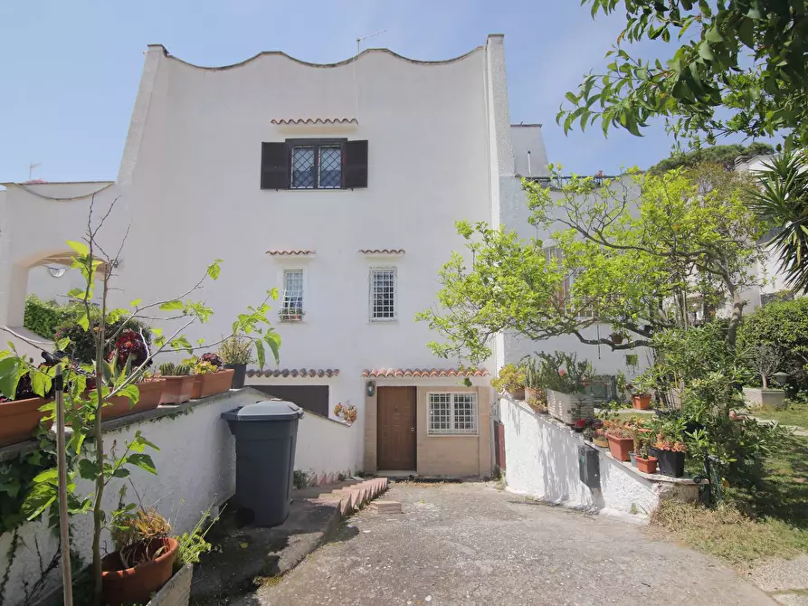 Immagine 2 di Villa in vendita  in VIA DEI LECCI 99 a Anzio