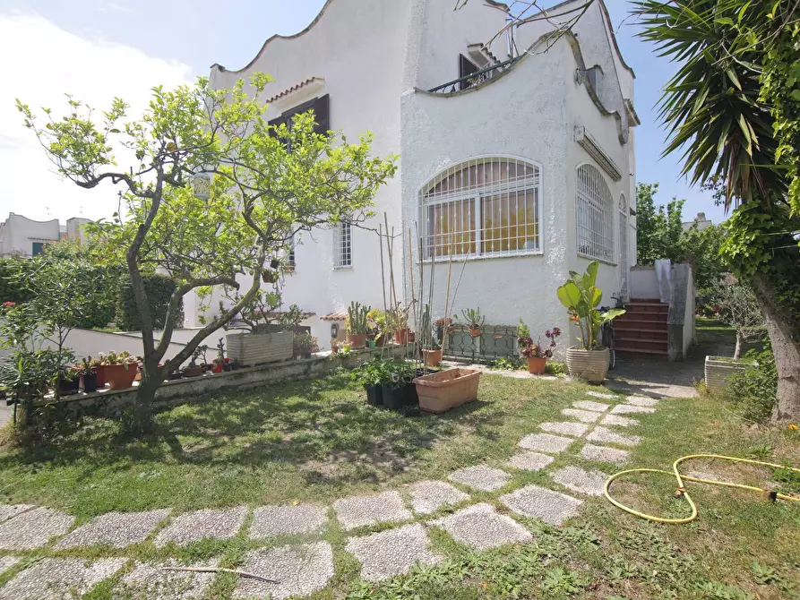 Immagine 1 di Villa in vendita  in VIA DEI LECCI 99 a Anzio