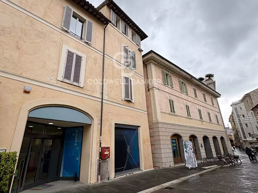 Immagine 1 di Negozio in affitto  in Largo Carducci a Foligno
