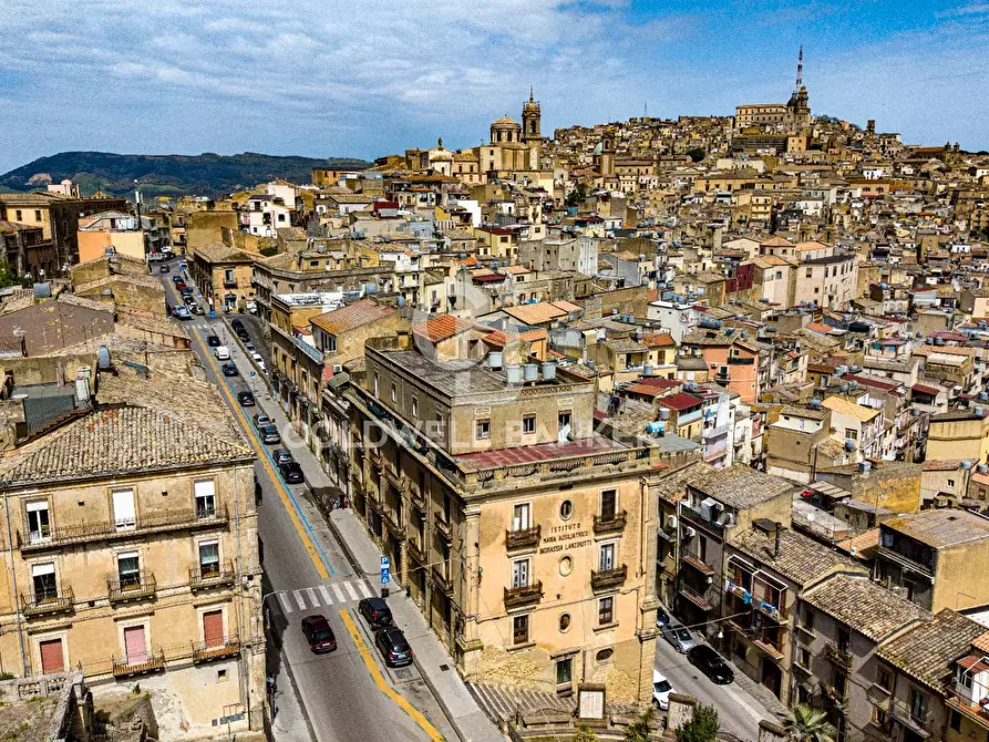 Immagine 1 di Palazzo in vendita  in Via Roma 165 167 169 a Caltagirone