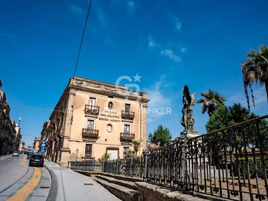 Immagine 12 di Palazzo in vendita  in Via Roma 165 167 169 a Caltagirone