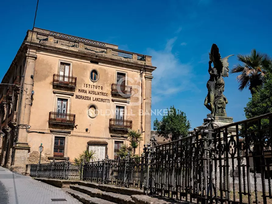 Immagine 13 di Palazzo in vendita  in Via Roma 165 167 169 a Caltagirone