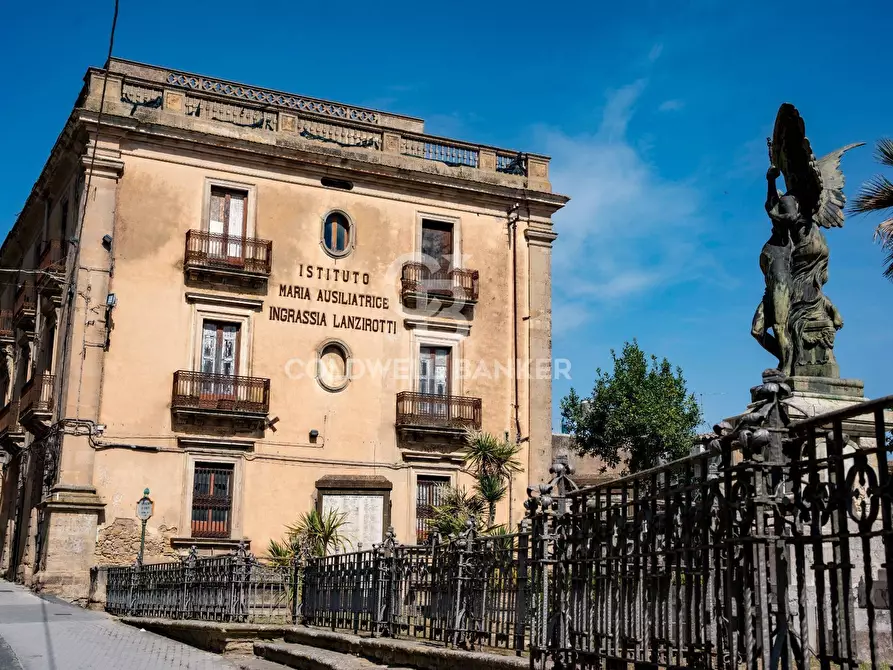 Immagine 14 di Palazzo in vendita  in Via Roma 165 167 169 a Caltagirone