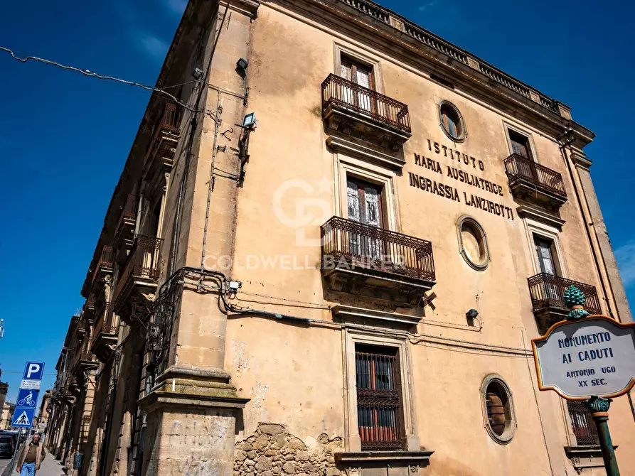 Immagine 15 di Palazzo in vendita  in Via Roma 165 167 169 a Caltagirone
