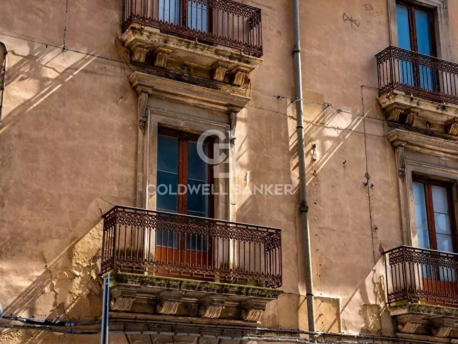 Immagine 19 di Palazzo in vendita  in Via Roma 165 167 169 a Caltagirone