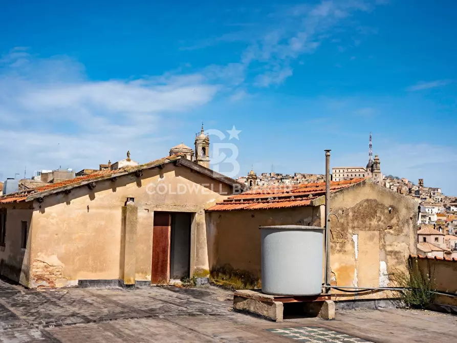Immagine 98 di Palazzo in vendita  in Via Roma 165 167 169 a Caltagirone