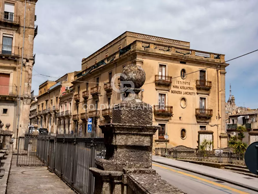 Immagine 8 di Palazzo in vendita  in Via Roma 165 167 169 a Caltagirone
