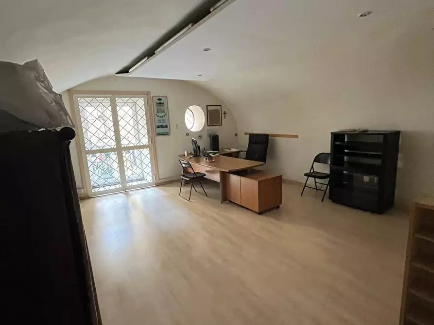 Immagine 13 di Ufficio in vendita  in Via Gennaro Serra a Napoli