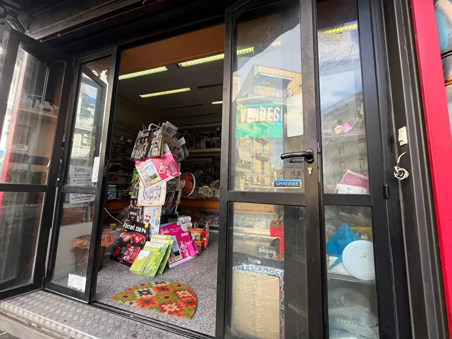 Immagine 10 di Locale commerciale in vendita  in PIAZZALE CESARE BATTISTI a Torre Del Greco