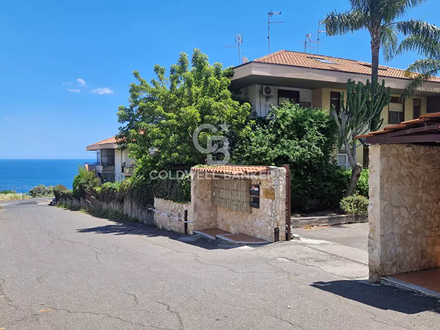 Immagine 1 di Appartamento in vendita  in VIA PRINCIPI RIGGIO 8 a Aci Catena