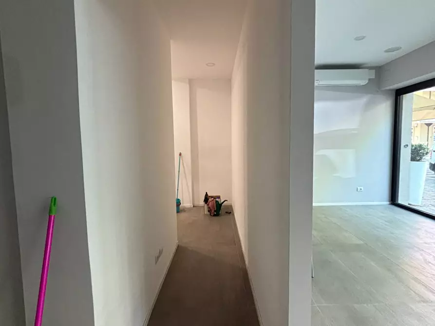 Immagine 9 di Negozio in affitto  in Via Giacomo Matteotti a Cattolica