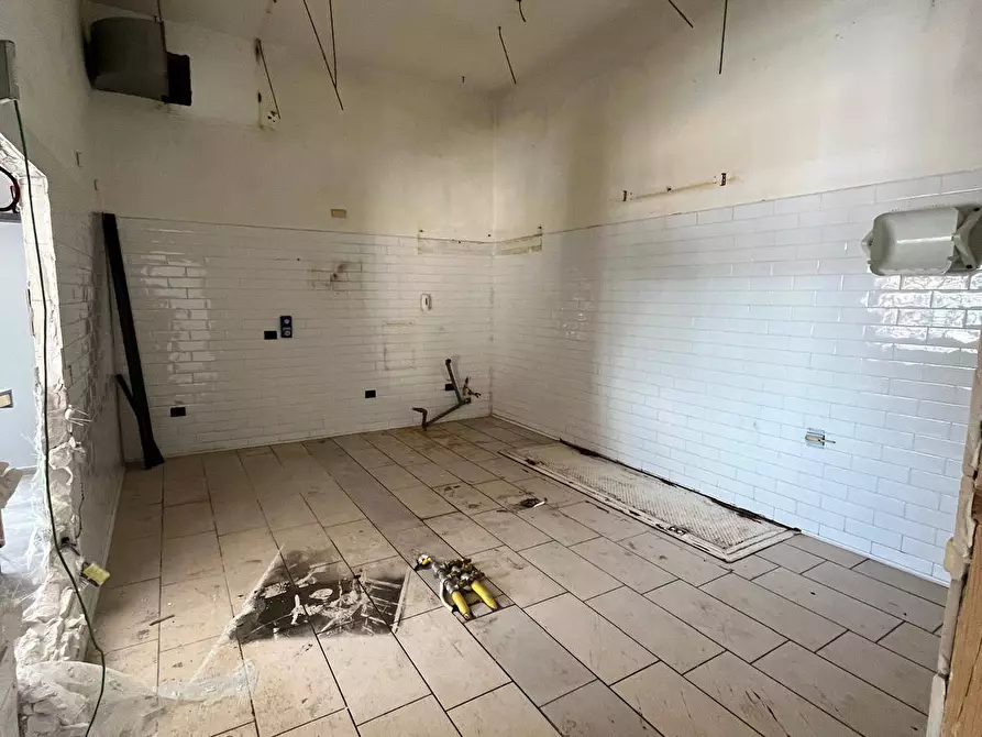 Immagine 10 di Locale commerciale in affitto  in via tufarelli a San Giorgio A Cremano