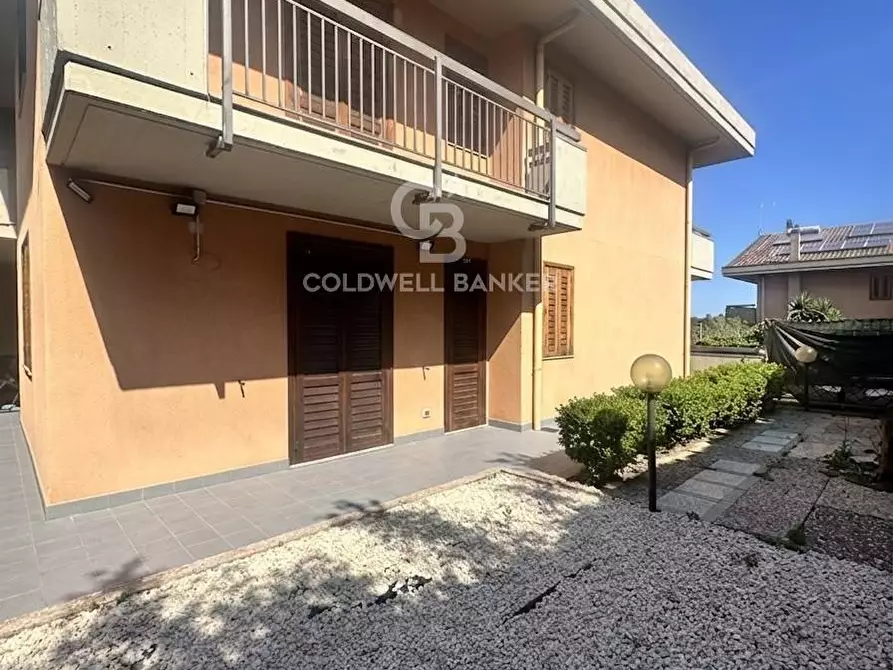 Immagine 1 di Villa in vendita  in Via Lecco 21 a Aci Catena