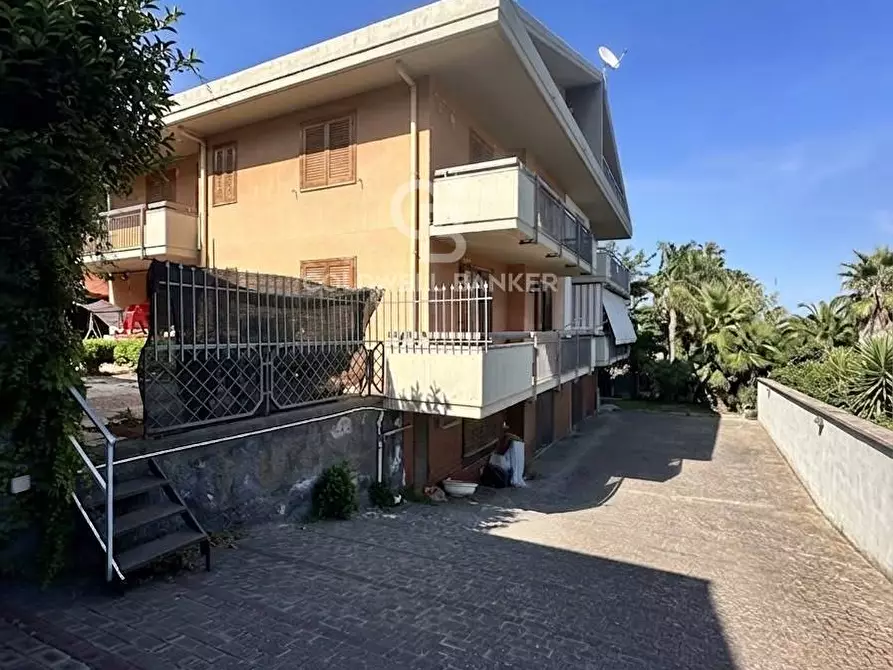 Immagine 3 di Villa in vendita  in Via Lecco 21 a Aci Catena