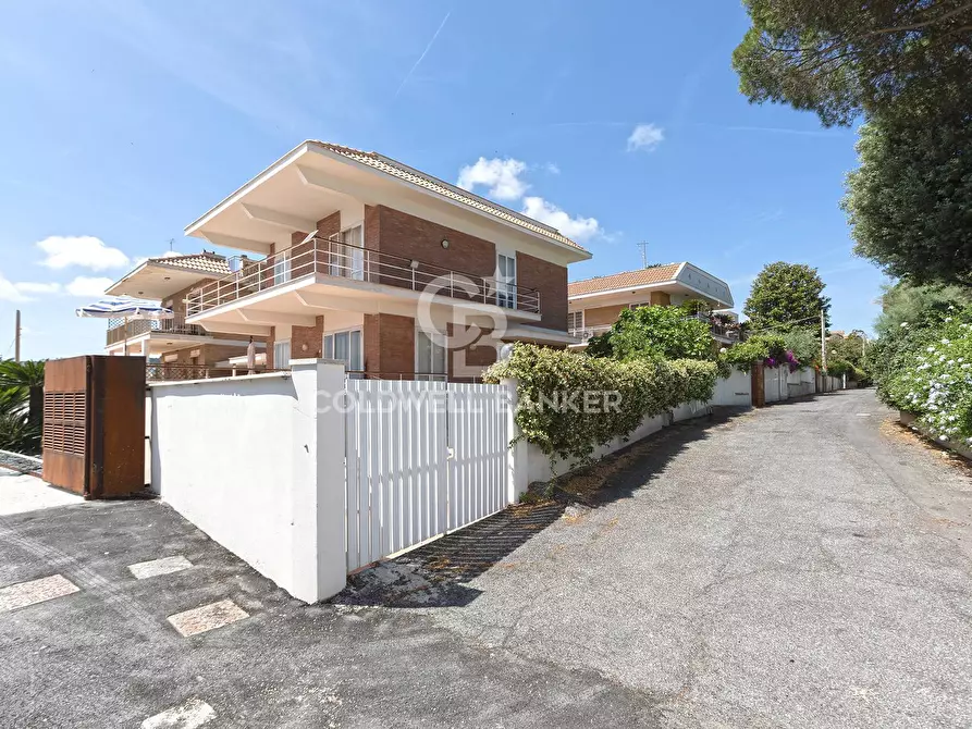 Immagine 2 di Villa in vendita  in Via Aurelia 136 a Santa Marinella