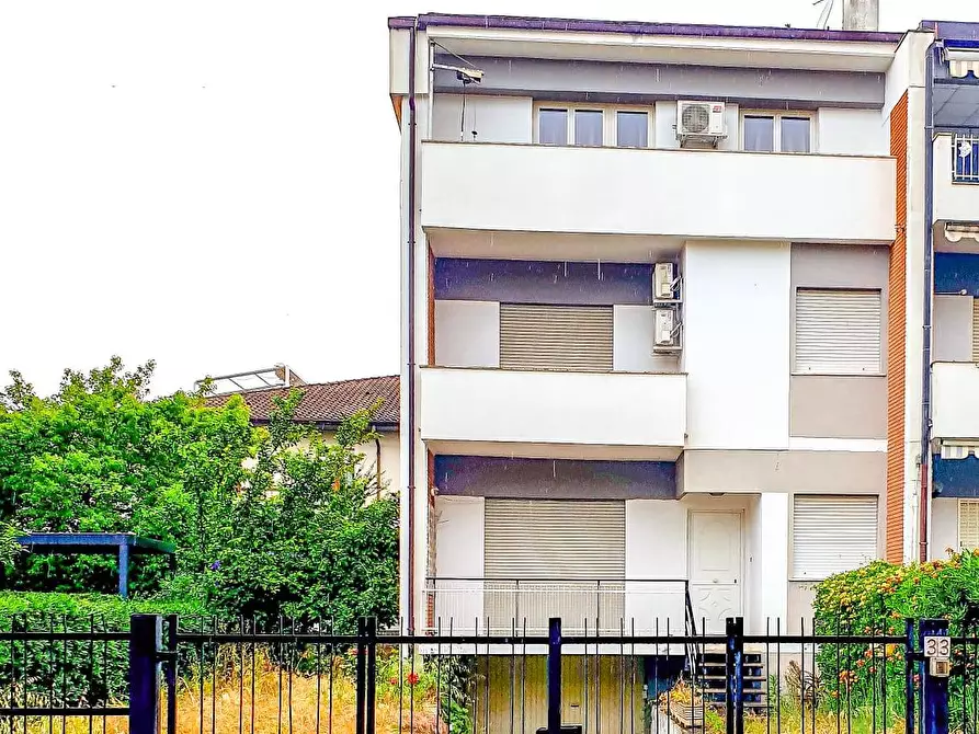 Immagine 2 di Villa in vendita  in via Toscana 33 a Terracina