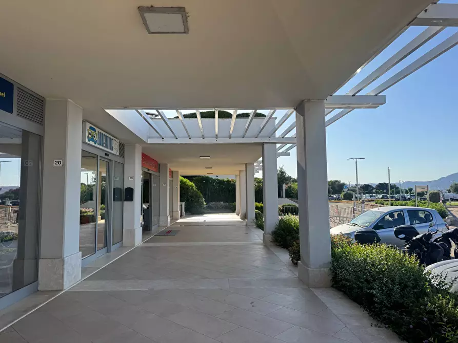 Immagine 3 di Locale commerciale in vendita  in VIA GUIDO PIOVENE 18 a Olbia