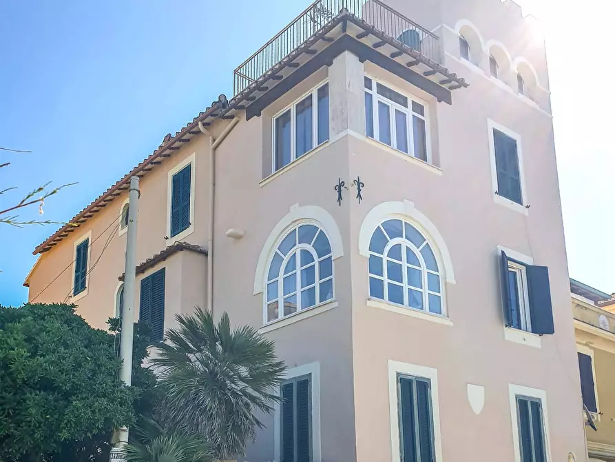 Immagine 1 di Appartamento in vendita  in Lungomare Regina Elena 108 a Ladispoli