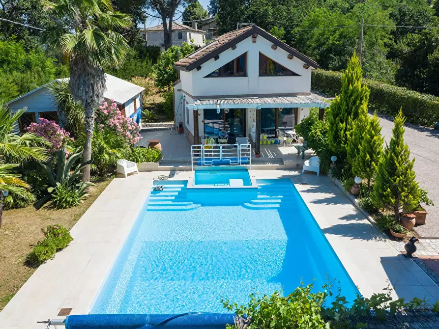 Immagine 2 di Villa in vendita  in Via Castello a Montelabbate