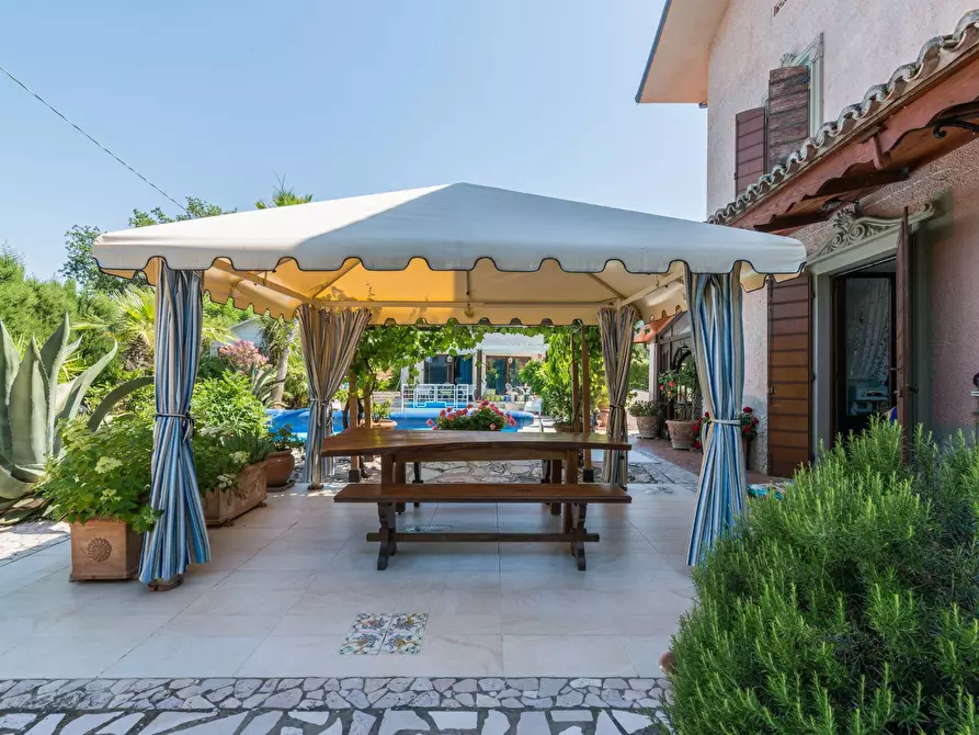Immagine 10 di Villa in vendita  in Via Castello a Montelabbate