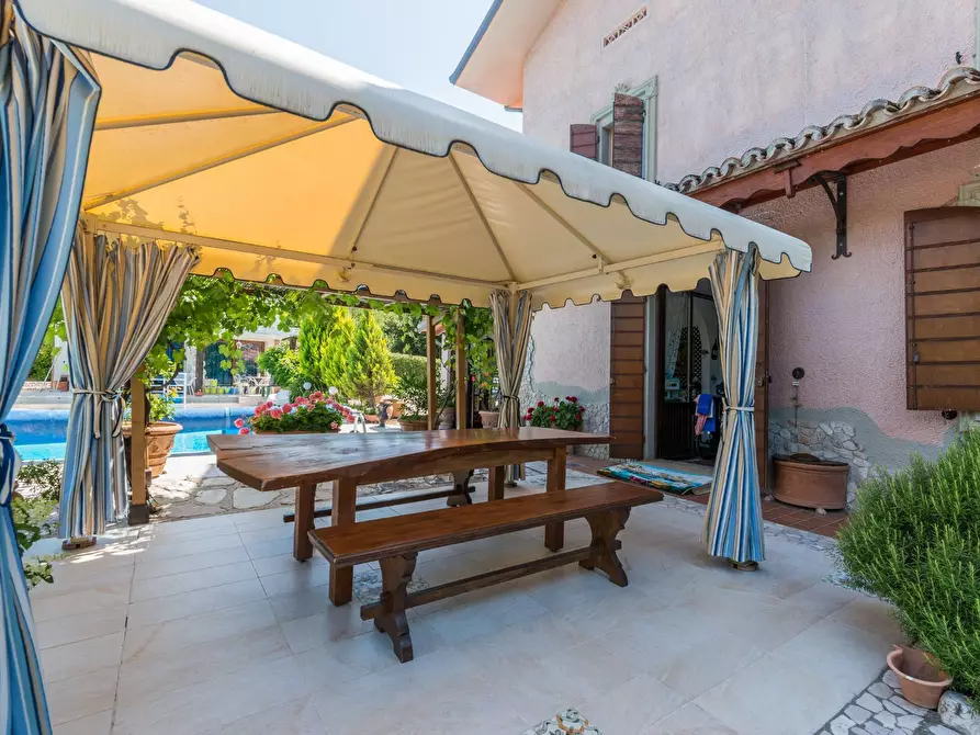 Immagine 9 di Villa in vendita  in Via Castello a Montelabbate