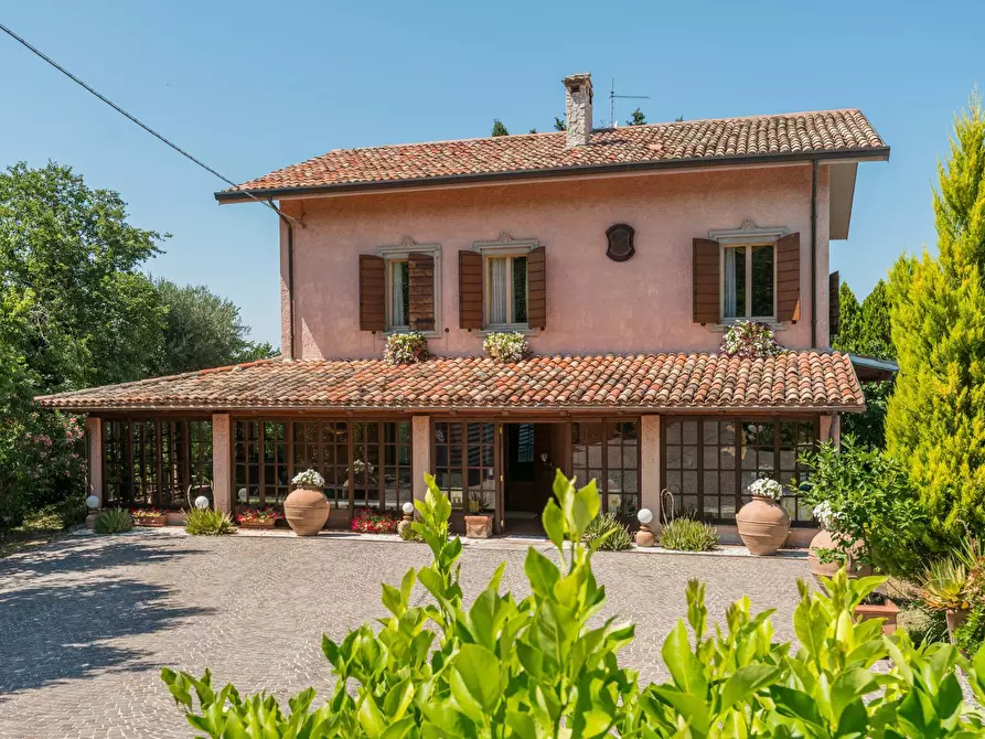 Immagine 3 di Villa in vendita  in Via Castello a Montelabbate