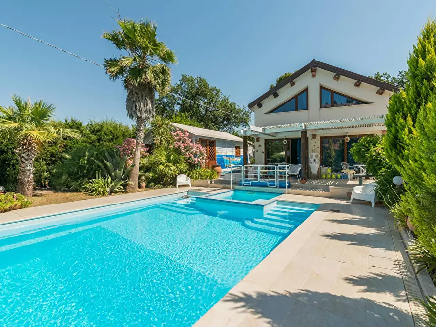 Immagine 6 di Villa in vendita  in Via Castello a Montelabbate