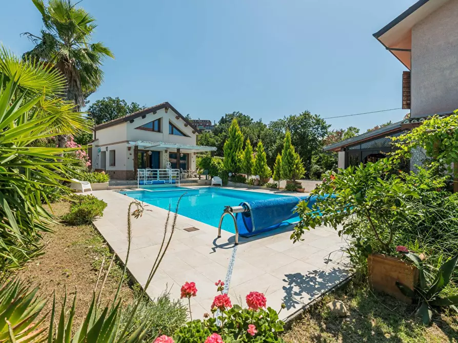 Immagine 11 di Villa in vendita  in Via Castello a Montelabbate