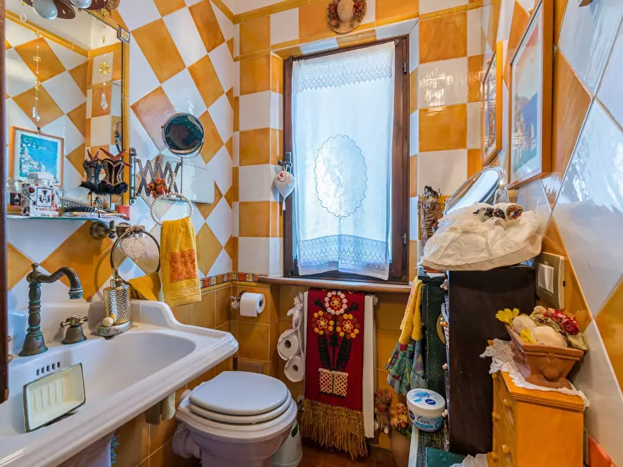 Immagine 24 di Villa in vendita  in Via Castello a Montelabbate