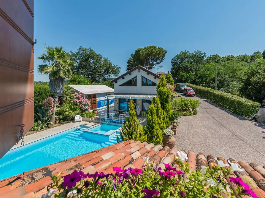 Immagine 35 di Villa in vendita  in Via Castello a Montelabbate