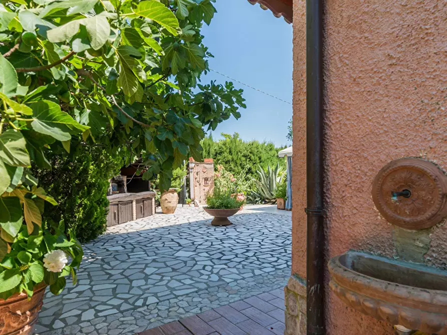 Immagine 36 di Villa in vendita  in Via Castello a Montelabbate
