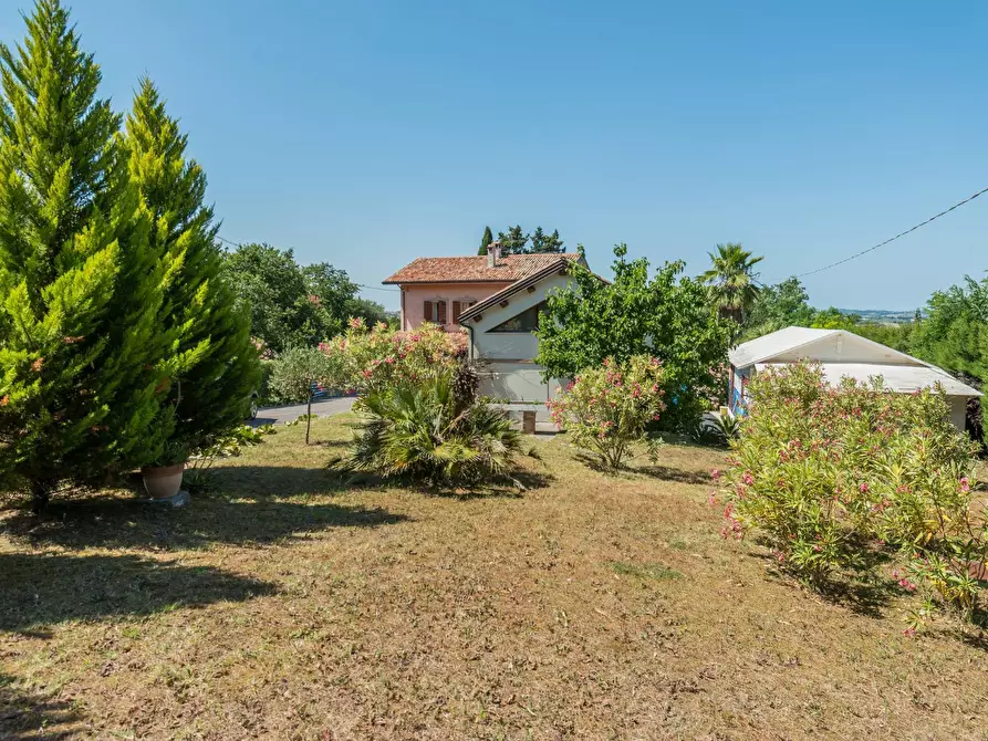 Immagine 39 di Villa in vendita  in Via Castello a Montelabbate