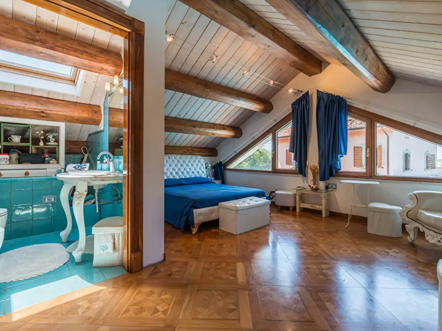 Immagine 42 di Villa in vendita  in Via Castello a Montelabbate