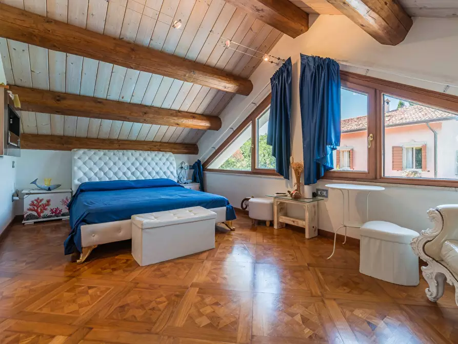 Immagine 43 di Villa in vendita  in Via Castello a Montelabbate