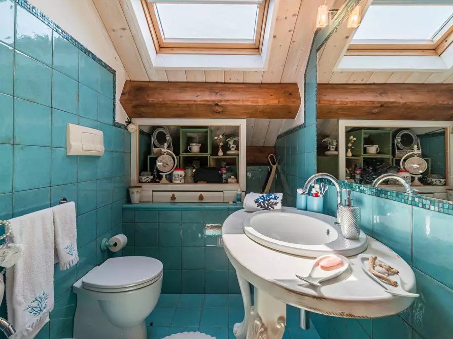 Immagine 44 di Villa in vendita  in Via Castello a Montelabbate