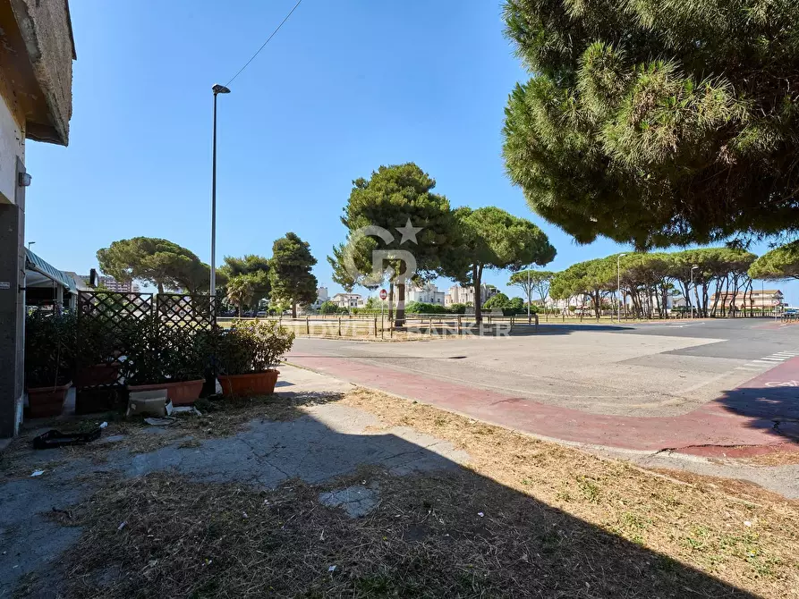 Immagine 5 di Locale commerciale in vendita  in Viale dei Navigatori a Tarquinia